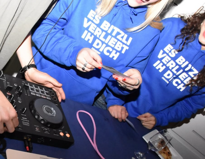 Es bitzli verliebt ih dich Hoodie Royal