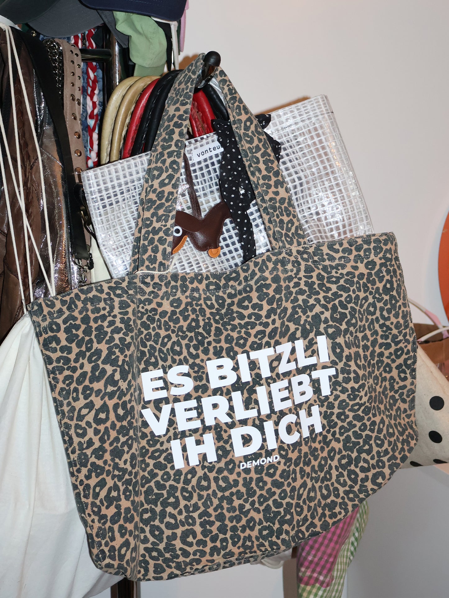 Es bitzli verliebt ih dich Leopard Print Shopper