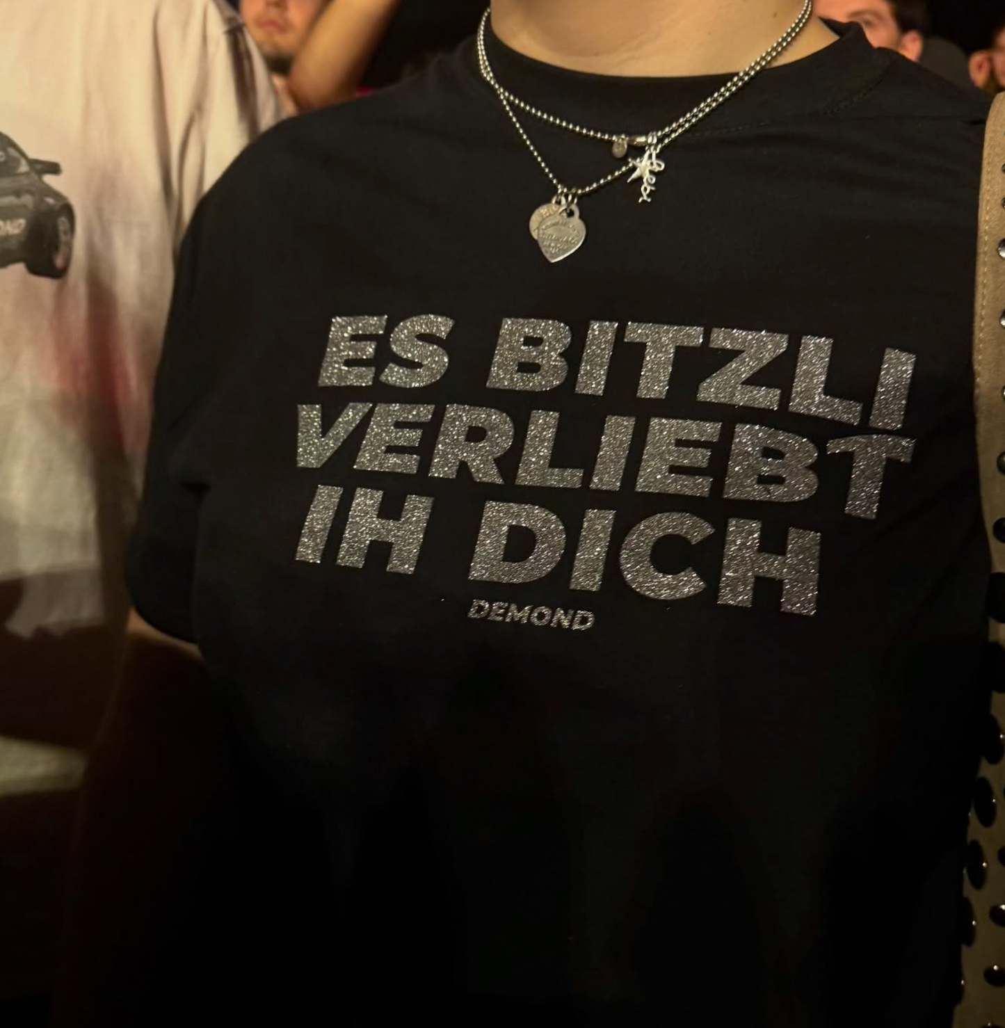 Es bitzli verliebt ih dich T-Shirt silberner Glitzer